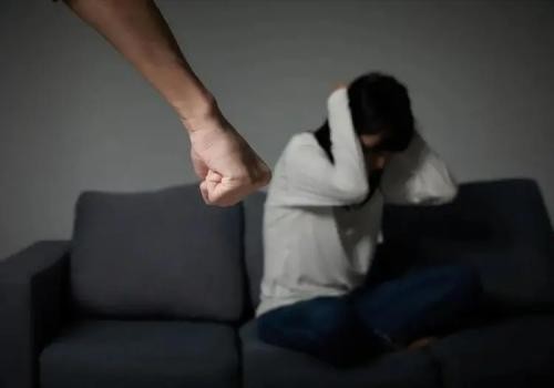 离婚案件抚养权小孩一定要出面吗